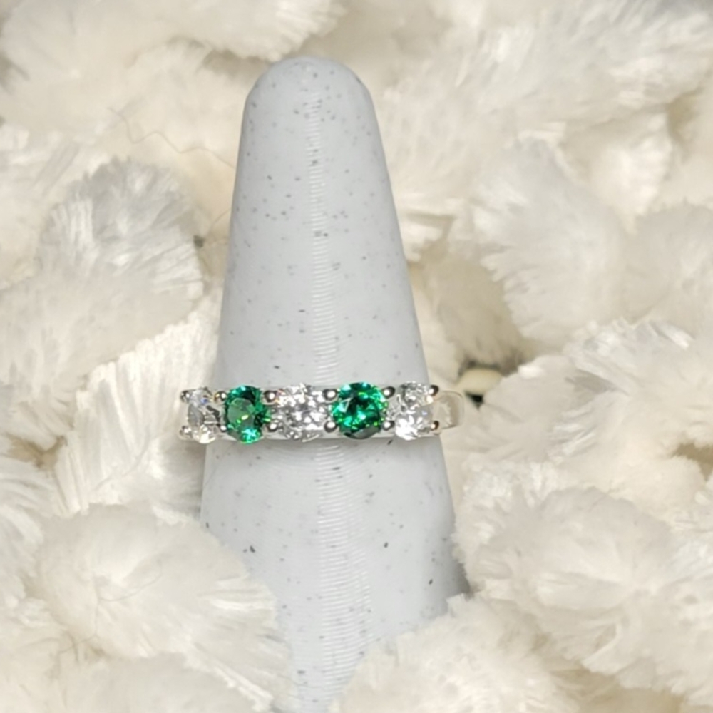 Elegant Silver and Green Gemstone Ring